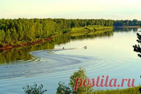 Самая длинная река России - Обь | Журнал "JK" Джей Кей Самая длинная река Российской Федерации – Обь, является так же и самой длинной рекой планеты. Есть несколько теорий относительно названия реки: есть мнение, что название дали ненцы, а на их языке это обозначает снег, с другой стороны считается, что название реки было позаимствовано с иранского языка и обозначает вода...