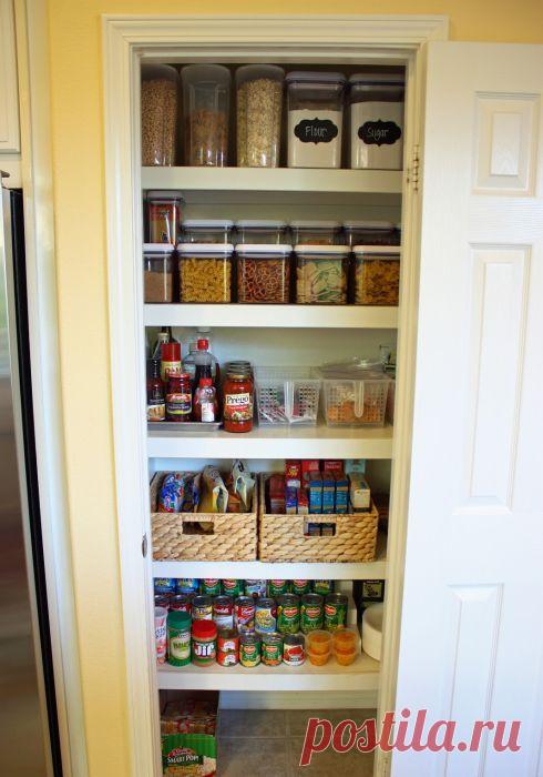 Как обустроить кладовку: 7 практичных идей и 18 наглядных примеров