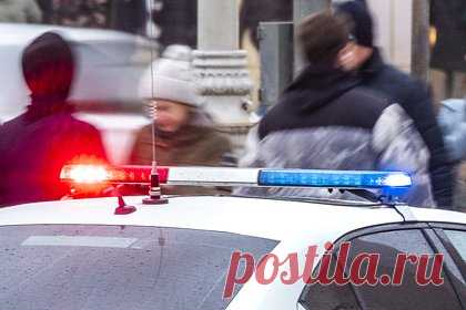 Воры похитили 22 золотых изделия из дома российского вице-адмирала. В Калининграде воры обокрали дом российского вице-адмирала Виктора Гаврикова. В частную собственность бывшего командующего войсками на северо-востоке России злоумышленники проникли, когда хозяин уехал на встречу с сыном. Военный забыл поставить дом на сигнализацию и воры беспрепятственно проникли на задний двор.