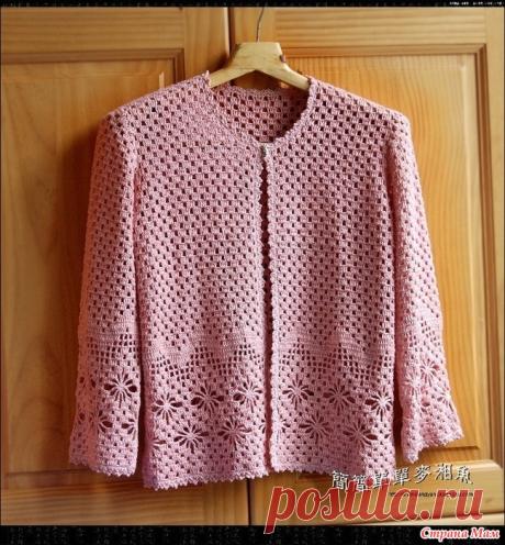 Ажурный жакет Летний ажурный жакет с застёжкой на одну пуговицу выполнен японской мастерицей из розовой пряжи простыми известными узорами. https://www.liveinternet.ru/