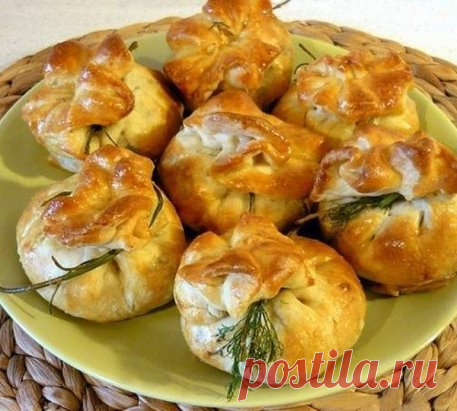Закусочные мешочки из слоеного теста на праздничный стол! Очень вкусными получаются мешочки из слоеного теста с начинкой по этому рецепту с фото
Ингредиенты:
готовое слоёное бездрожжевое тесто (пресная слойка)
куриная грудка
зелень
сыр
шампиньоны
репчатый лук
Соотношение продуктов по вкусу.
Приготовление:
1. Приготовление:сырую куриную грудку нарежем небольшими кубиками…
 2. и обжарим на масле.
 3. Шампиньоны промоем, нарежем пластинками и обжарим на масле. 
4. Репчатый лук очистим, мелко нареже