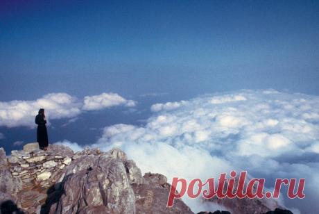 КАКИЕ ПОМЫСЛЫ САМЫЕ ОПАСНЫЕ 
Наиболее опасны внезапные нападения помыслов блуда; из всех помыслов они самые наглые и убийственные, ибо полностью умерщвляют душу. 

Наиболее жестокие и безпринципные помыслы гнева, ибо до основания разрушают духовную жизнь. 

Наиболее прилипчивые и угнетающие помыслы чревоугодия и сребролюбия, ибо делают душу тупой и привязанной к земному. 

Самые долговременные и изматывающие помыслы уныния и печали, ибо в них душа становится вялой и безвол...