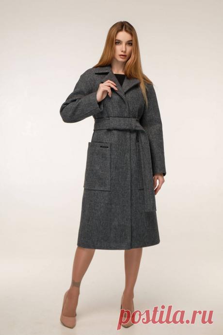 Классическое демисезонное пальто из шерсти. Модное, базовая деталь повседневного демисезонного гардероба каждой модницы, которая всегда будет выглядеть актуально и женственно. Модель прямого  кроя с  втачными рукавами и приспущенной линией плеча. Наряд с отложным воротником с лацканами декорировано рельефами, металлическим украшением на кармане, по спинке шлица. Есть накладные карманы. Застежка однобортная на четыре пришивные кнопки.  Качественные материалы позаботятся о необходимом комфорте.