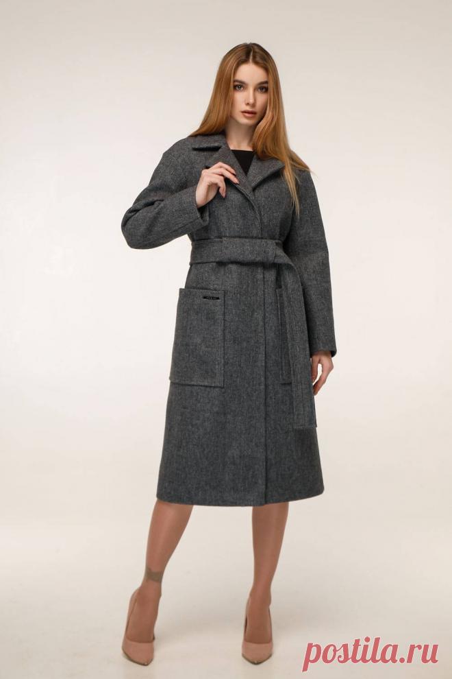 Классическое демисезонное пальто из шерсти. Модное, базовая деталь повседневного демисезонного гардероба каждой модницы, которая всегда будет выглядеть актуально и женственно. Модель прямого  кроя с  втачными рукавами и приспущенной линией плеча. Наряд с отложным воротником с лацканами декорировано рельефами, металлическим украшением на кармане, по спинке шлица. Есть накладные карманы. Застежка однобортная на четыре пришивные кнопки.  Качественные материалы позаботятся о необходимом комфорте.