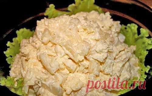 Салат ″Дамский″. 1. Отварное куриное мясо нарезать небольшими кубиками или соломкой. С ананасов слить жидкость и также нарезать кубиками. Сыр натереть на мелкой или крупной терке.
2. Чеснок пропустить через чесноковыжималку или мелко порубить ножом. Смешать чеснок с майонезом. В миску выложить курицу, ананасы и сыр. 
3. Заправить салат майонезом, смешанным с чесноком. По вкусу, немного посолить и поперчить свежемолотым перцем.
4. Готовый салат разложить по порционным салатницам,