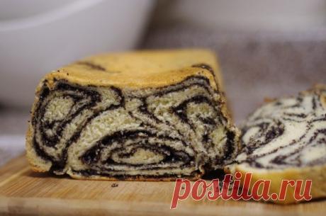 "Povitica/ Potica" или просто "Маковый рулет"

Произносится как потица или повитица. Это традиционная восточноевропейская выпечка, имеющая разные названия, но общие корни в Словении, Хорватии, Польше и др. Корневое слово "poviti" - "сворачивать". По сути это рулет (в Америке прижилось другое название - nut bread - ореховый хлеб), который может быть с разными начинками - орехи, мак, изюм и др. Я выбрала этот рецепт потому, что мое семейство любит сдобу, да и повод был - мак...