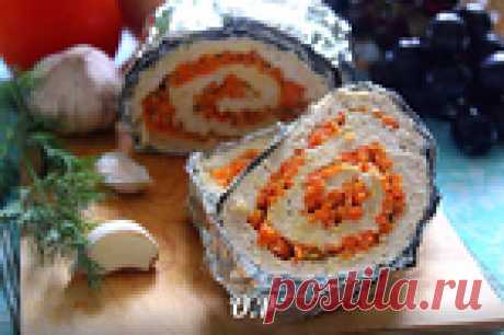Запечённый рулет из куриного фарша с корейской морковкой.