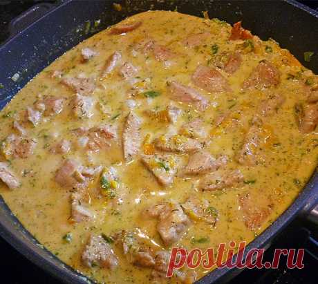 GESCHNETZELTES MIT HONIG SENFSAUCE - kochen tipps ZUTATEN: 1 Paprikaschote(n), rot1 Paprikaschote(n), grün1 kg Putenfleisch (oder Schwein)400 g Schlagsahne4 EL Senf4 EL Honig4 Zwiebel(n)Dill ZUBEREITUNG: Das Fleisch in Würfel schneiden, salzen und pfeffern und gut anbraten. Rote und grüne Paprikaschote sowie Zwiebeln im “Speedy” klein hacken oder möglichst klein schneiden. Sahne zum Fleisch geben, gehackte Paprika und Zwiebeln zugeben. Danach vorsichtig mit