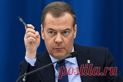 Медведев обвинил Запад в замалчивании фактов причастности к геноциду. Запад замалчивает и стирает из коллективной памяти факты своей причастности к геноциду, работорговле и другим преступлениям. С таким обвинением в адрес западных стран выступил заместитель председателя Совета безопасности России Дмитрий Медведев. По словам политика, таким образом Запад фальсифицирует историю.