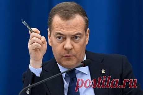 Медведев обвинил Запад в замалчивании фактов причастности к геноциду. Запад замалчивает и стирает из коллективной памяти факты своей причастности к геноциду, работорговле и другим преступлениям. С таким обвинением в адрес западных стран выступил заместитель председателя Совета безопасности России Дмитрий Медведев. По словам политика, таким образом Запад фальсифицирует историю.