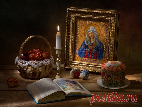 Праздник величавый озаряет дали,
Музыкой вселенской льется до небес,
Счастья вам желаю, жизни без печали,
Смерть поправ, сегодня, Божий Сын воскрес!
Пусть вас окрыляет праведное Слово,
В сердце отзовется счастьем Божий глас!
Радуйтесь, любите, будьте вы здоровы,
С Пасхою великой поздравляю вас!