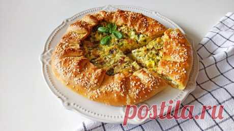 Пирог с плавленным сыром, яйцом и зеленым луком: делимся рецептом вкусной выпечки из творожного теста  Опубликовано 20 октября 2019 г.
Пирог, который готовится в духовке из простого и очень вкусного теста на твороге, понравится не только всем домашним, но и гостям.
Эта выпечка получается вкусной, сытной и по-домашнему уютной.