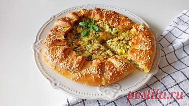 Пирог с плавленным сыром, яйцом и зеленым луком: делимся рецептом вкусной выпечки из творожного теста  Опубликовано 20 октября 2019 г.
Пирог, который готовится в духовке из простого и очень вкусного теста на твороге, понравится не только всем домашним, но и гостям.
Эта выпечка получается вкусной, сытной и по-домашнему уютной.