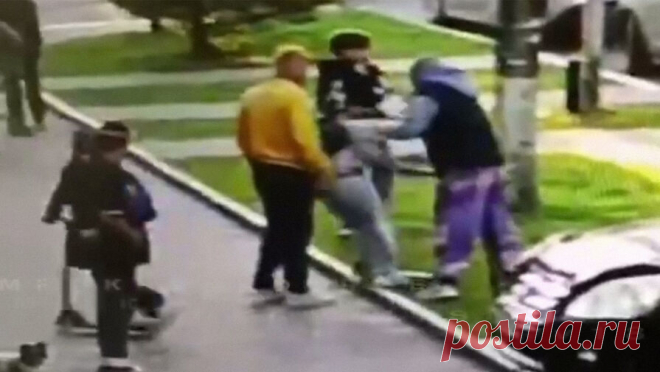 Разъяренная женщина напала на малолетнего самокатчика в Приморье. В Приморье женщина напала на мальчика, который задел ее самокатом. Об этом сообщает Telegram-канал "PrimaMedia.Приморье". По информации Telegram-канала, инцидент произошел 22 сентября в городе Уссурийске неподалеку от торгового ...