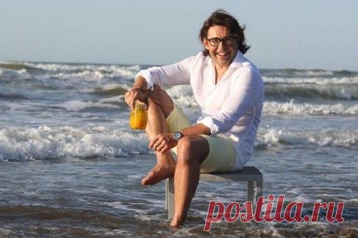 СМИ: Андрей Малахов собрался в декретный отпуск

Возможный уход шоумена Андрея Малахова с Первого канала стал одной из главных тем для обсуждения в СМИ. Тем более, что ведущий ток-шоу «Пусть говорят» пока так и не назвал причину своего решения. Однако журналисты, похоже, сами нашли ответы на все вопросы. 

Как утверждает сайт журнала ELLE, у Андрея Малахова и его супруги Натальи Шкулёвой (которая, кстати, является бренд-директором и издателем ELLE в России), скоро родится ...