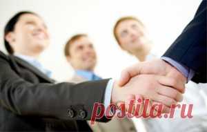 Как стать риэлтором? | Глобальный денежный бонус Первые агентства недвижимости появились в нашей стране в конце 80-х годов. За минувшие годы этот вид бизнеса развился настолько, что сегодня, вероятно, никто не скажет, что таких специалистов, как маклеры, риэлторы, в природе не существует. Но государство думает иначе. Министерство труда выпускает специальный бюллетень, где перечислены все существующие профессии. И специалистов по недвижимости там не отыскалось.