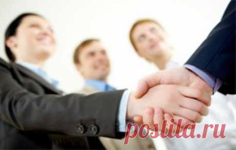 Как стать риэлтором? | Глобальный денежный бонус Первые агентства недвижимости появились в нашей стране в конце 80-х годов. За минувшие годы этот вид бизнеса развился настолько, что сегодня, вероятно, никто не скажет, что таких специалистов, как маклеры, риэлторы, в природе не существует. Но государство думает иначе. Министерство труда выпускает специальный бюллетень, где перечислены все существующие профессии. И специалистов по недвижимости там не отыскалось.