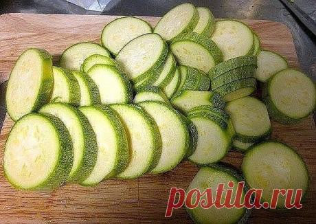 Кабачки не жарю вообще! Делаю летнюю закуску, сохраняя все витамины

Кабачок — самый полезный летний овощ! И пока он есть, нужно отъедаться им по максимуму. А вот, чтобы сохранить все витамины, его нужно правильно приготовить. И мы покажем, как это сделать!