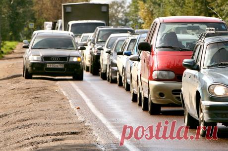 ВС РФ разрешил не уступать дорогу движущимся по обочине машинам