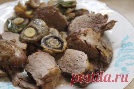 Свиная вырезка в ананасовом маринаде с грибами