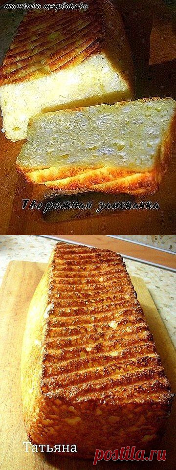 Я перепробовала с десяток разных рецептов творожной запеканки. Этот - самый удачный, к тому же, он не содержит муки. Запеканка получается нежная и воздушная, как суфле.

500 г творога
3 яйца (разделить желтки и белки)
5 ст.л. манной крупы
3 ст.л. сахара
1 ч.л. ванильной эссенции
1 ст.л. разрыхлителя