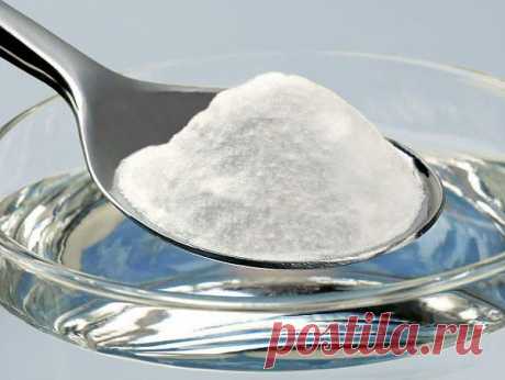 Правильно гасим соду уксусом 

Соду добавляют в тесто в качестве разрыхлителя. Но сама по себе она выделяет при нагревании мало углекислого газа для поднятия теста. Поэтому соду гасят кислотой, обычно уксусной или лимонной.