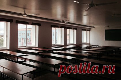 Изнасилованный в московской школе 11-летний мальчик оказался сиротой. 11-летний мальчик, которого несколько месяцев насиловали в школе №1392 имени Рябинкина в Новой Москве, оказался сиротой. Сейчас полиция ищет родную мать ребенка, которая оставила сына в детдоме 11 лет назад. Ранее эта же школа оказалась в центре скандала из-за видео с надругательством над четвероклассником.