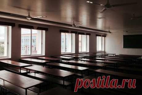 Изнасилованный в московской школе 11-летний мальчик оказался сиротой. 11-летний мальчик, которого несколько месяцев насиловали в школе №1392 имени Рябинкина в Новой Москве, оказался сиротой. Сейчас полиция ищет родную мать ребенка, которая оставила сына в детдоме 11 лет назад. Ранее эта же школа оказалась в центре скандала из-за видео с надругательством над четвероклассником.