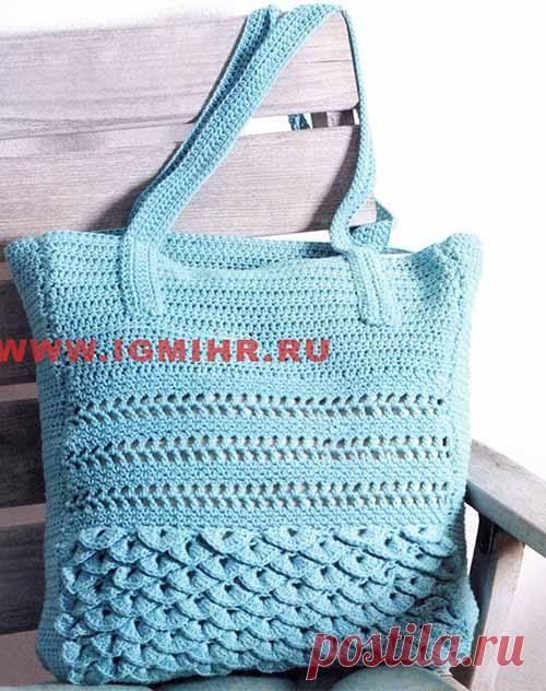 Стильная летняя сумка небесно-голубого цвета 
Эту симпатичную летнюю сумку, связанную крючком, можно взять и в магазин и на пляж.
Вам потребуется: 450 г пряжи Violena от SMC select (50% хлопок, 50% модал, 50 г/100 м) небесно-голубого цвета (№ 01…