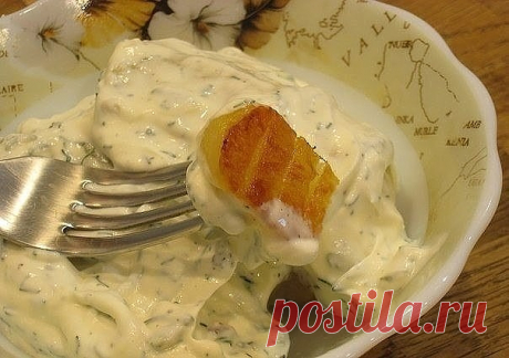 Вкуснейшая и простая жареная картошка.

Невероятно вкусный и простой рецепт картошки для праздничного стола! Готовить легко и просто, а получается великолепно - сытно, ароматно, вкусно-превкусно. Мне к такому блюду и мяса не нужно - оно какое-то самодостаточное получается, так как обязательный соус из сметаны с зеленью и чесноком отменно сочетается к картошкой. При желании соус можно подавать отдельно, а можно и сразу полить картошку - так она лучше пропитывается и вообще ...