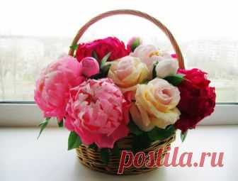 конфетные пионы из гофрированной бумаги