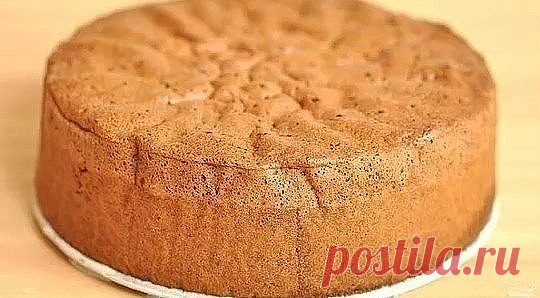 Бисквит, который никогда не падает и не оседает! 
Ингредиенты:
- Яйцо — 4 шт
- Сахар — 150 г
- Мука — 150 г
- Разрыхлитель теста — 1 ч. л.
Приготовление:
В большую чашку разбить все яйца, добавить сахар, и поставить эту чашку на водяную баню, на медленный огонь.
Теперь эту смесь мы будем взбивать венчиком. Как только масса стала однородной и сахар растворился, снимаем с водяной бани.И взбиваем теперь миксером на самой высокой скорости, примерно минут 8-10.
Внимание, секрет...