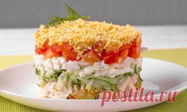 Слоёный салат из огурцов, помидоров, курицы и яиц — Сад Заготовка