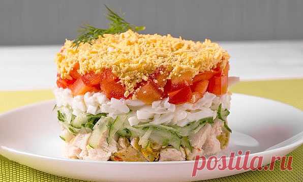 Слоёный салат из огурцов, помидоров, курицы и яиц — Сад Заготовка