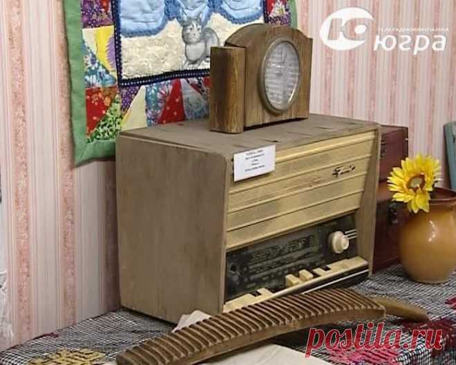 САМОВАР,  МАТРЕШКА, КОРЗИНА  С  ЯБЛОКАМИ, ЛАПТИ, ВАЛЕНКИ ,   КОРОМЫСЛА,   ВЕНОК ИВАНА  КУПАЛА………БАЛАЛАЙКА…. ГЛИНЯНАЯ  ИГРУШКА   …ГОРШОК    …ПЕЧКА… ПРЯЛКА …КАРЕТА ,  ЧУГУНОК …БОЧКА…ЛЕН….ГРИБЫ ,  ЯБЛОКИ...