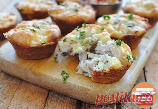 Куриные мафины с сыром.
Куриный мафин с сыром отличная закуска, которая готовится за 40-45 минут. Выглядит оригинально, несложное исполнение, отлично подойдет для званого ужина. Такие мафины нравятся детям. Они расходятся очень быстро. Вкусные, питательные, сочные, словом, это блюдо обречено стать любимым.
Ингредиенты (на 12 мафинов)
2 куриные грудки
1 стакан натертого сыра
1/4 стакана соуса Ранч
1/2 стакана муки
1/2 стакана молока
2 яйца
Зелень. Сгодится любая ваша любимая. Особенно хороша кинз