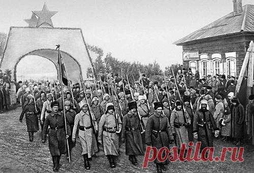 История появления символа СССР – звезды | Чёрт побери Пятиконечная звезда стала символом Советской России благодаря одному из вождей большевиков Льву Троцкому. При официальном утверждении её приказом Наркомвоена Республики Львом Троцким № 321 от 7 мая 1918 года пятиконечная звезда получила наименование «марсова звезда с плугом и молотом». В приказе также значилось, что этот знак «есть принадлежность лиц, состоящих на службе в войсках Красной Армии». Эзотерическая версия Тр...