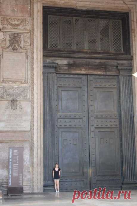 As portas mais antigas de Roma, datam de 115 d.C. Humano para escala.
