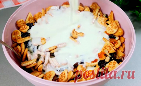 ТОРТ без выпечки, который готовится пару минут. ВКУСНО, да еще и полезно! - Калейдоскоп событий Ингредиенты: печенье — 300 г; сметана — 400 г; сгущенка — 1 банка; чернослив, курага, изюм, арахис и грецкие орехи — по 100 г. Приготовление: Для крема смешиваем сгущенку и […]