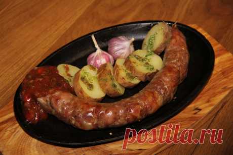 Гуцульські страви 

Дуже прості і водночас оригінальні. Найчастіше гуцули для приготування страв використовують кукурудзяну крупу, картоплю, гриби. Гуцульська кухня відома своїми домашніми копченостями, грибною юшкою, голубцями, а також бринзою — овечим сиром, котрий готують пастухи на літніх високогірних пасовищах. Історично житлом гуцулів на літніх пасовищах була колиба — самобутня дерев'яна споруда круглої форми, з високо піднятим дахом у формі конуса