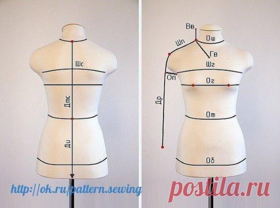 Подсказка для швеи: как снять мерки?
Прежде чем строить выкройку, необходимо правильно снять мерки. Это очень ответственный этап, от того, насколько точно сняты мерки зависит как будет сидеть изделие на фигуре. Для снятия мерок человек должен стоять ровно, не напрягаясь. Измерения проводят по нижнему белью, можно надеть легкую майку или футболку, чтобы было легче определить положение плечевого шва По линии талии следует завязать бельевую резинку, чтобы точно определить эту линию (помните: «где