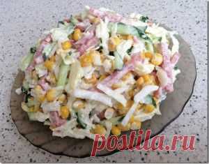 Вкусный салат с капустой, огурцами и копченной колбасой
