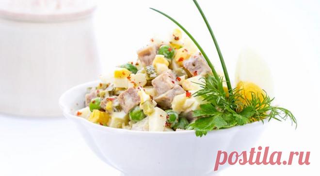 Салат Оливье с курицей - Журнал Советов Оливье с курицей — одна из самых любимых разновидностей этого знаменитого советско-российского праздничного салата, обладающая, на наш взгляд, более нежным и деликатным вкусом. Особенно если заправить его майонезом домашнего «производства»! Кстати, многие предпочитают в этом случае заменять репчатый лук зеленым, что, опять же, работает на более мягкий вкус блюда. Попробуйте оба варианта и выберите тот, […]