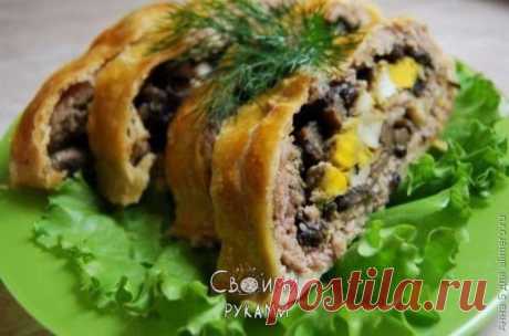 Мясной рулет с грибами в слоеном тесте