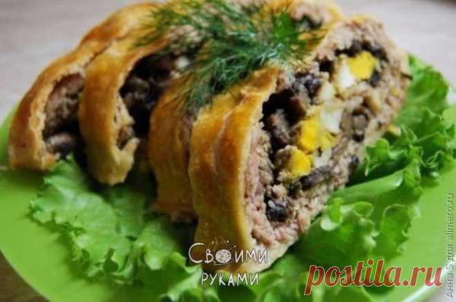 Мясной рулет с грибами в слоеном тесте