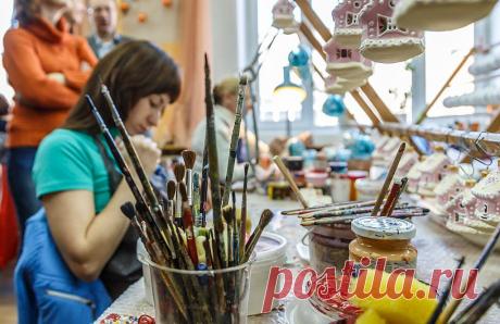 Этот цех занимает один небольшой кабинет и работает здесь всего 4 человека