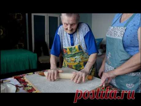 Мы с мамой делаем лапшу