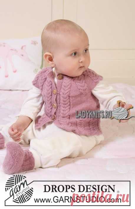 Вязаный спицами теплый жилет с косами для девочки
