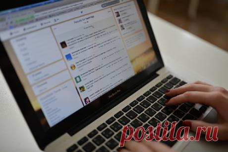 Туркменским предпринимателям запретили пользоваться интернетом. В Туркмении почти 20 предпринимателям запретили пользоваться интернетом. По данным источников, накануне в офисы бизнесменов с рейдами пришли силовики, которые нашли на их компьютерах VPN. В результате предпринимателей обвинили в хакерстве и отобрали у них смартфоны, дав взамен кнопочные телефоны.
