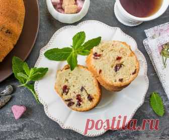 Кекс на шампанском с сушеной клюквой на Вкусном Блоге Этот рецепт был бы как нельзя более кстати после Нового года – именно в эту пору в хозяйстве остается недопитое шампанское. Хотя такое бывает и посте других праздников. В общем, если вам некуда девать остатки игристого вина – пеките этот кекс. Он получается чуть плотнее, чем привычные кексы на сметане…